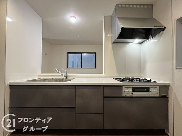 広々としたカウンタートップと充実した収納スペースが、効率的な作業をサポートします