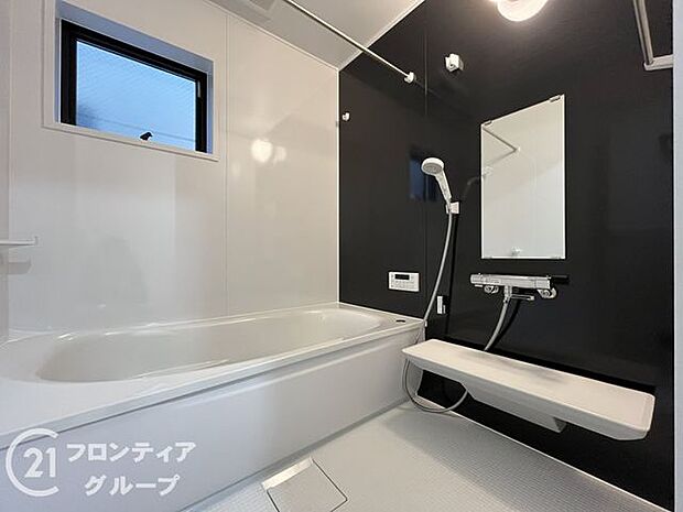 スタイリッシュなバスルームで、贅沢なひとときを過ごすことができます。デザイン性と機能性を兼ね備えた空間です。