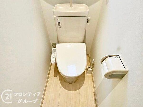 トイレは、清潔感と快適さを兼ね備えた空間です。落ち着いた色合いの内装が、リラックスできる雰囲気を演出しています