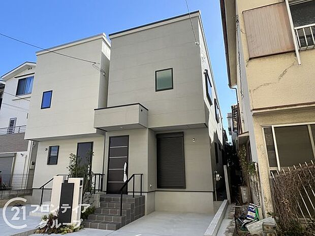 小学校やスーパー、コンビニ、公園が徒歩10分圏内にあり生活至便