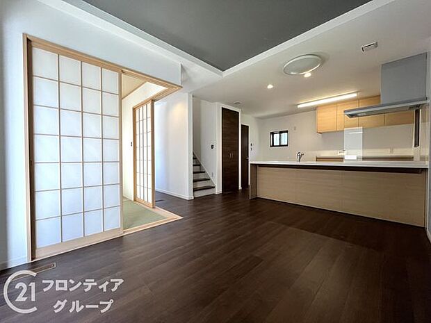 広々としたリビングで、明るい日が差し込みます!家族団らんの時間をゆったりと過ごせます!