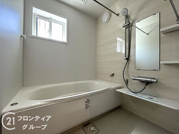 広々としたバスルームで、心地よいリラックスタイムを楽しめます。快適な空間で、日々の疲れを癒す贅沢な時間を提供します。