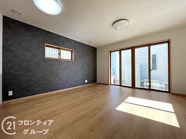 広々としたリビングで、明るい日が差し込みます!家族団らんの時間をゆったりと過ごせます!