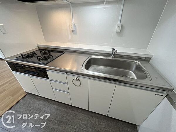 収納が充実しており、キッチン用品をすっきりと整理できる便利な空間です