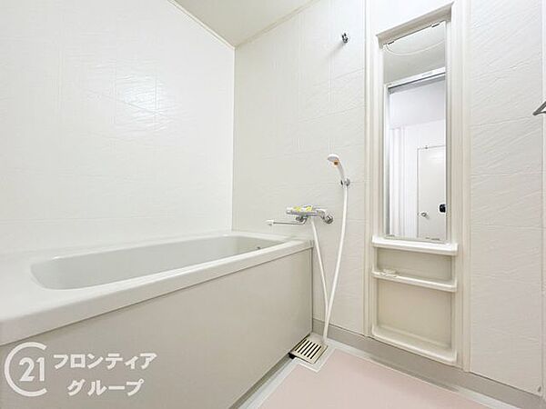 清潔感あふれるバスルームで、毎日の疲れを癒せます。明るく開放的な空間で、リフレッシュできるひとときをお楽しみください。