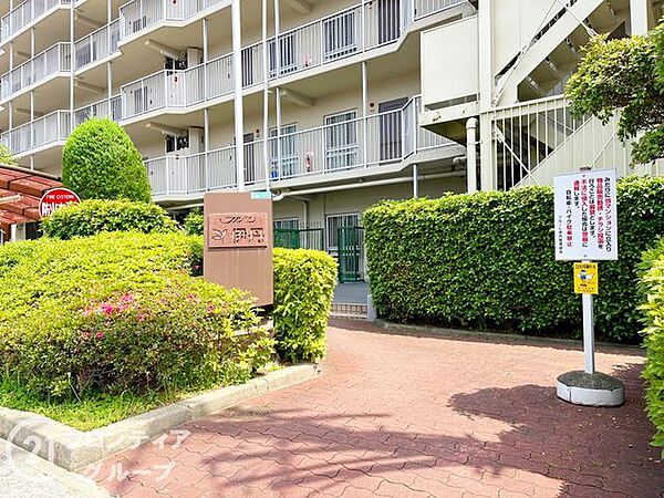 緑いっぱいのエントランスは、訪れる人々に癒しを与えます。