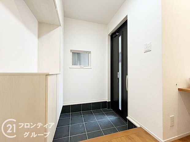 玄関ではタイルを採用しており、お掃除楽々!特にお子さまがたくさんの砂を持って帰ってきても安心ですね!
