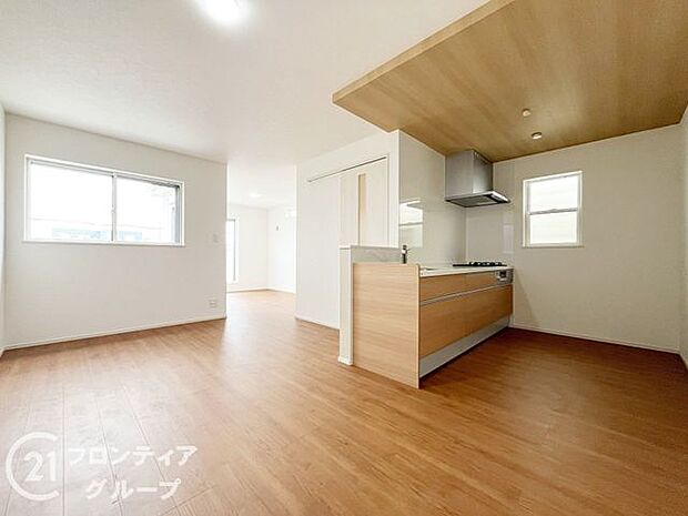 フローリングにはキズの付きにくい特殊塗装を採用し、内装やドアの仕上げは、堂々とした木目で、木の温もりを感じながらお過ごしいただけますね。