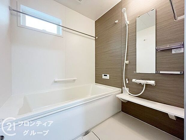 浴室には隠れた節水機能が充実!シャワーにはたくさんの空気を含んだ大粒の水は節水効果大!浴槽内にはステップがあり、出入り時の負担も軽減するスリムな形を採用