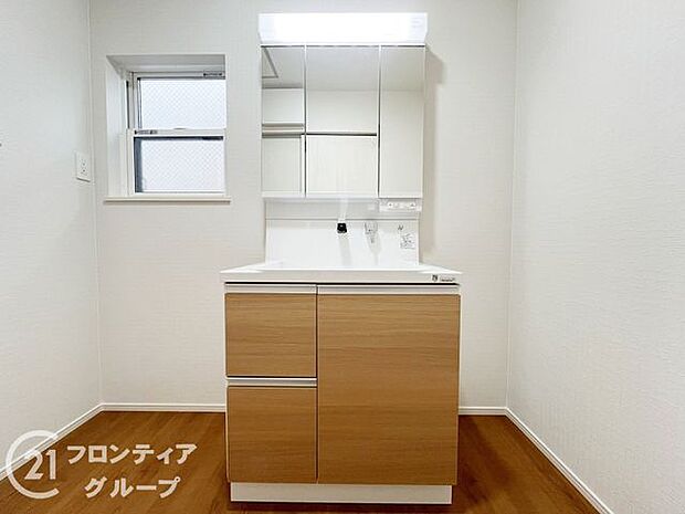 小窓付きの洗面室は、毎朝心地よい光を運んでくれるので、すがすがしい気持ちで1日をスタートできます!また、1坪以上の広い空間です!