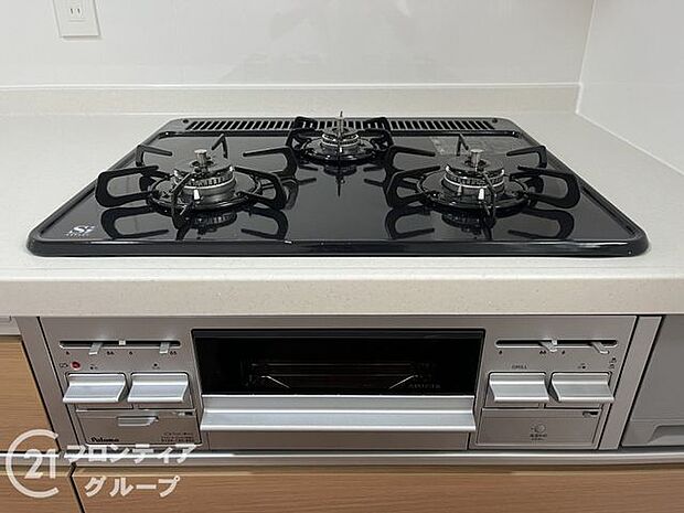 三口コンロで同時に複数の調理が可能です