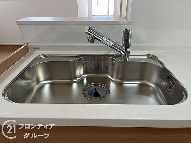 お鍋やホットプレートもすっぽりと入るワイドシンク