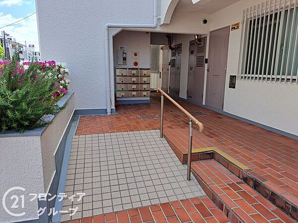 エントランスは、独特の雰囲気があり、歴史を感じさせる趣深い空間で、訪れる人に印象的な体験を提供します！