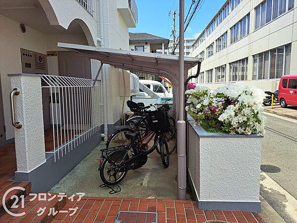 屋根付きの駐輪場は、雨風から自転車を守り、安心して利用できる便利で快適な設備です！