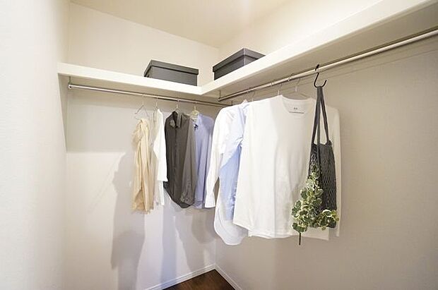 【施工例／ファミリークローゼット】家族全員の衣類や荷物を一箇所にまとめて収納できるファミリークローゼット。洗濯から収納までの家事動線が短くなり、家事の負担が軽減されます。