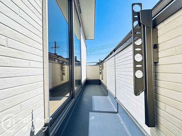 日当たりの良いバルコニーは、お洗濯が多いときも安心。たくさん干してもカラっと乾きそうです!