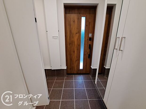 玄関はたくさんの収納スペ―ス付でスッキリした明るくお洒落な空間