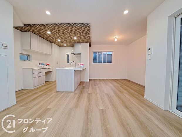 ナチュラルな色合いとはっきりとした木目で、木の温もりを感じながら過ごせる広々としたリビングです