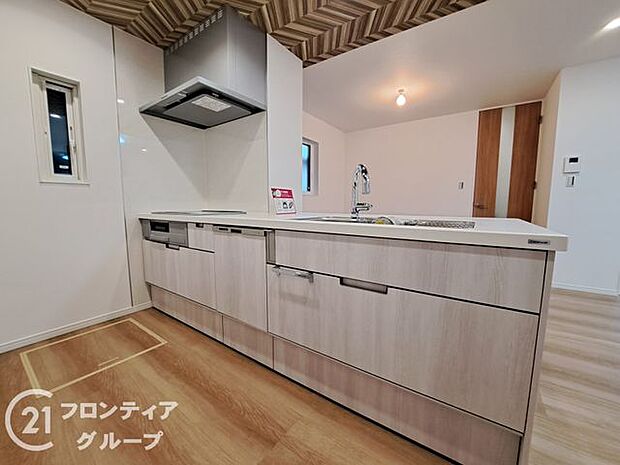 使い勝手の良いキッチンはお料理中もリビングに目が届いて安心