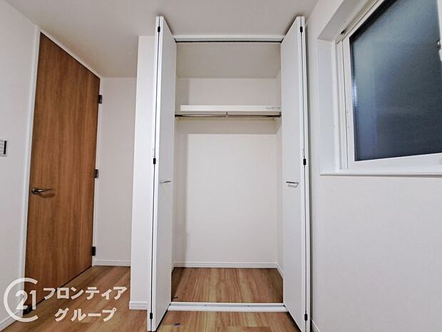 大きなクローゼットがあるのでお洋服やお布団も楽々収納できますね