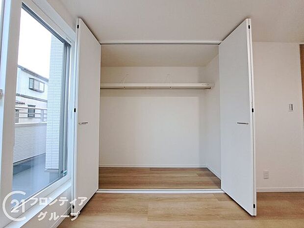 大きなクローゼットがあるのでお洋服やお布団も楽々収納できますね