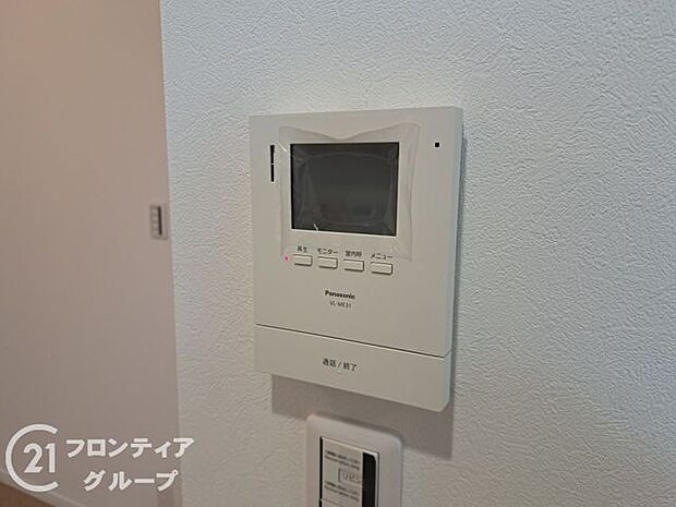 ハンズフリー機能を備えたカラーモニターインターホンを採用!お料理中などで手が塞がっていても便利に応答可能です!