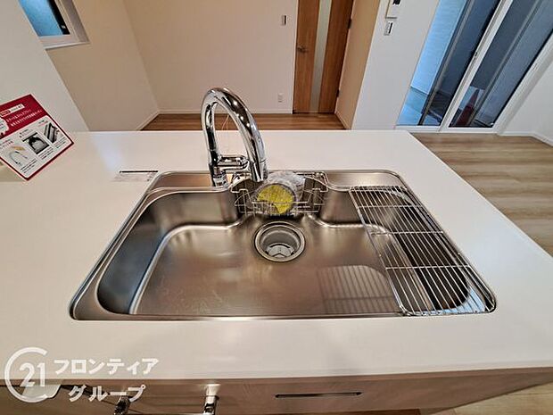 お鍋もスッポリ入る広々としたシンクはお食事後の片付けもスムーズ