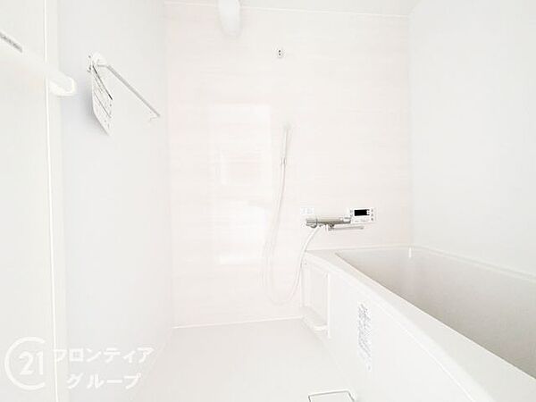 新しく生まれ変わったお風呂で、リラックスタイムをお楽しみください。バスタブ付きで、ゆったりとお風呂に浸かり、疲れた体を癒せる贅沢な空間です。窓があるので換気も簡単です。