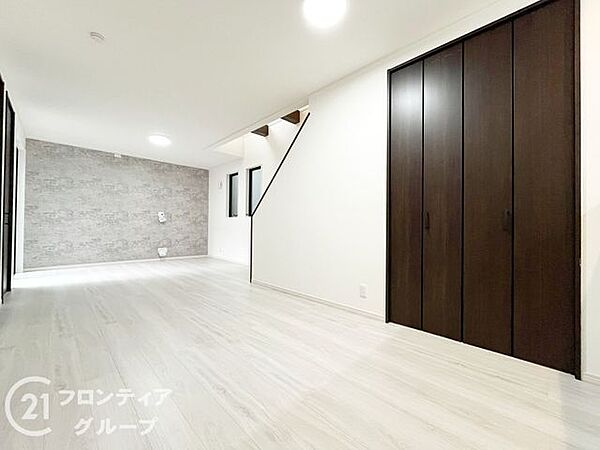 リビングは、落ち着いた色合いのフローリングが特徴です。家族の時間を大切にする理想的な空間です。