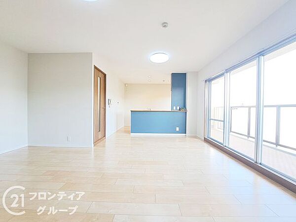 リビングは、家族や友人との時間を楽しむのにぴったりな広さです。快適な居住空間を提供します。