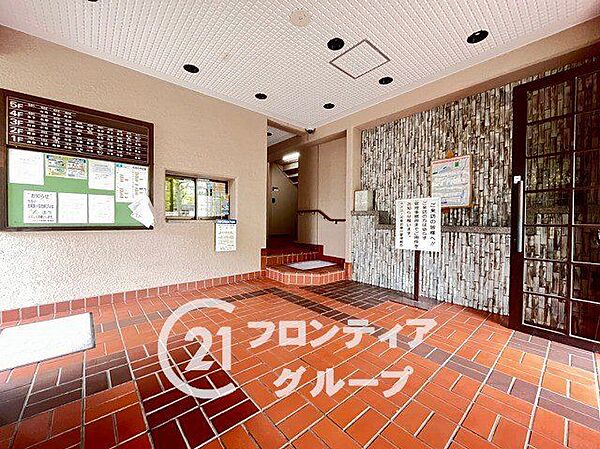 シンプルなロビーですが、住む人にとって居心地の良い空間を提供します