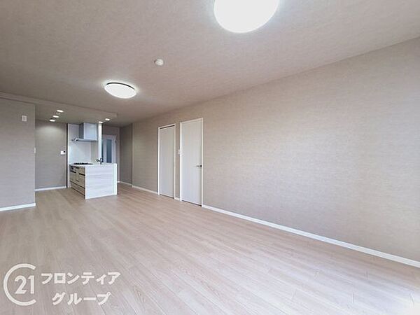 リビングは、家族や友人との時間を楽しむのに最適な広さです。快適な居住空間を提供します。