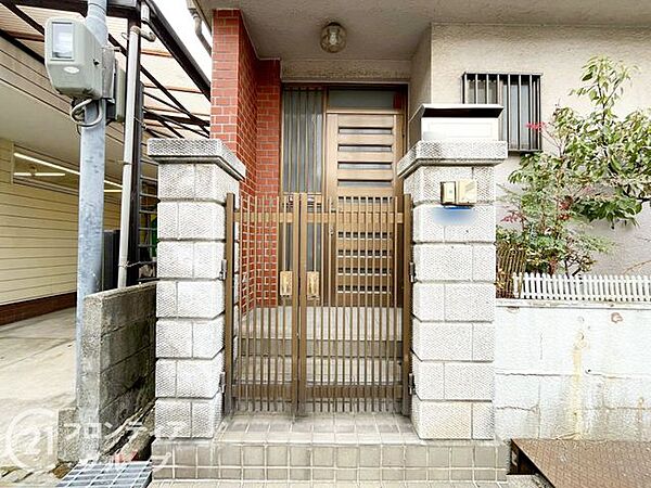 ガラススリットの入った玄関ドアは室内に光を届けてくれる大事な存在です。