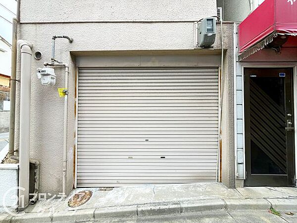 安全性を考慮した駐車場で、大切な車を安心して停められます