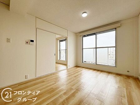 南向きの明るい光がたっぷり入るリビングダイニングです