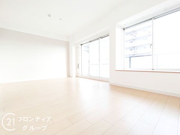 広々としたリビングで、明るい日が差し込みます！