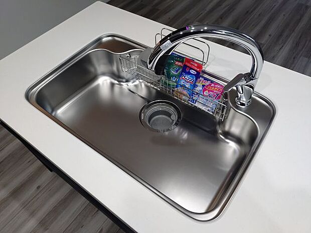 お米とぎや料理にすぐ使える浄水器一体型の水栓。ワイドなシンクは大きな鍋も洗いやすく、日々の家事ストレスを軽減します。清潔感のあるスタイリッシュなデザインで、キッチンに立つのが毎日楽しくなる設備です。