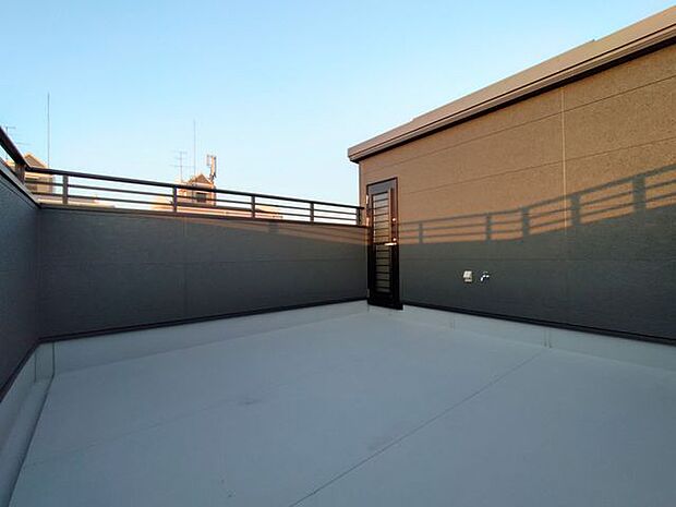 広々としたバルコニーで、家族や友人と楽しいひとときを過ごせます