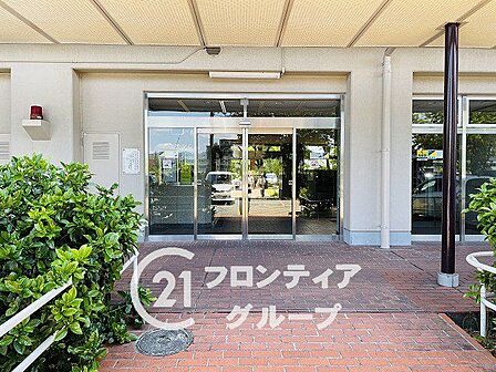 マンションのエントランスは、住まう方々を迎える洗練された空間です。日常の出入りを快適にするための工夫がされています。