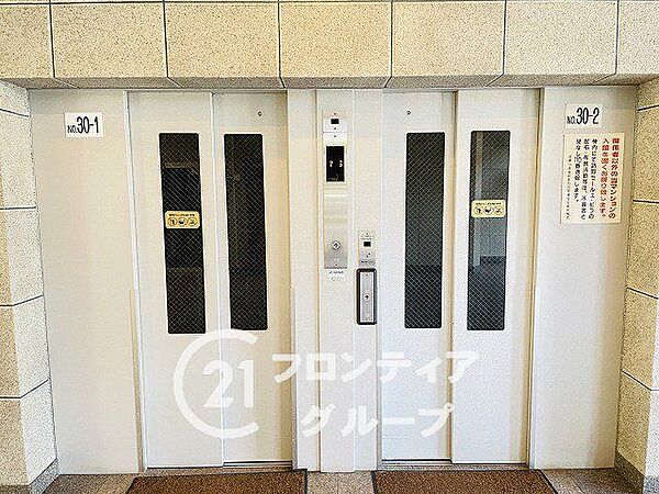エレベーターホールは、住民の皆様が快適に移動できるよう設計されています。広々としたスペースは、混雑時でもスムーズな乗降を可能にします。
