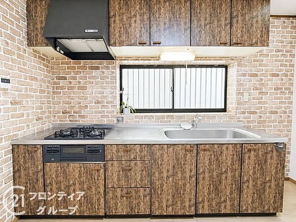 収納が充実しており、キッチン用品をすっきりと整理できる便利な空間です