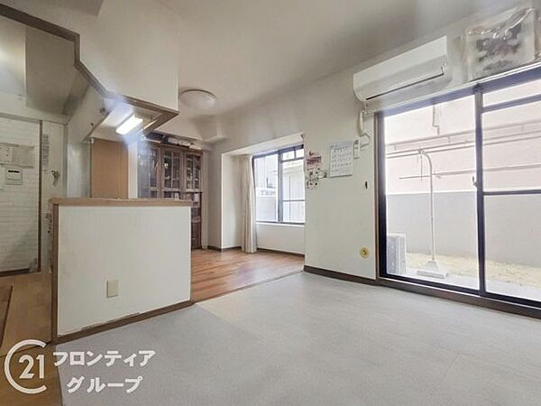 明るい日差しがさすリビングは、家族の憩い空間。お庭を眺めながら、毎日話が弾みそうですね！