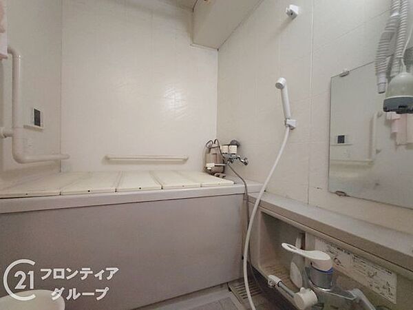 落ち着いた色合いは、心を穏やかにし、リラックスタイムをより豊かにする素敵な選択です。窓があるのでこまめに換気ができ、清潔感あふれるバスルームで快適な時間をお過ごしください。