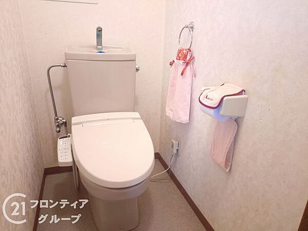 トイレは、清潔感と快適さを兼ね備えた空間です。落ち着いた色合いの内装が、リラックスできる雰囲気を演出しています