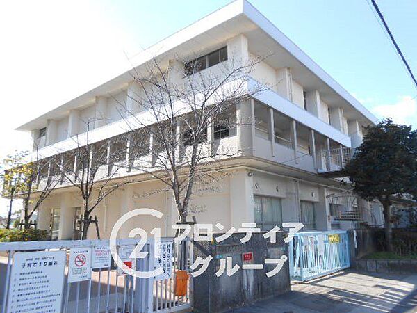 伊丹市立昆陽里小学校 徒歩7分。 500m