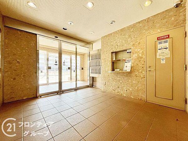 レトロなデザインが魅力のロビーで、日々の暮らしに彩りを添えます