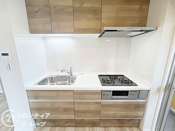 収納が充実しており、キッチン用品をすっきりと整理できる便利な空間です。
