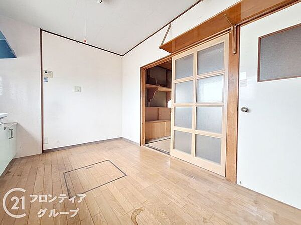 リビングは、家族や友人との時間を楽しむのに最適な広さです。快適な居住空間を提供します。
