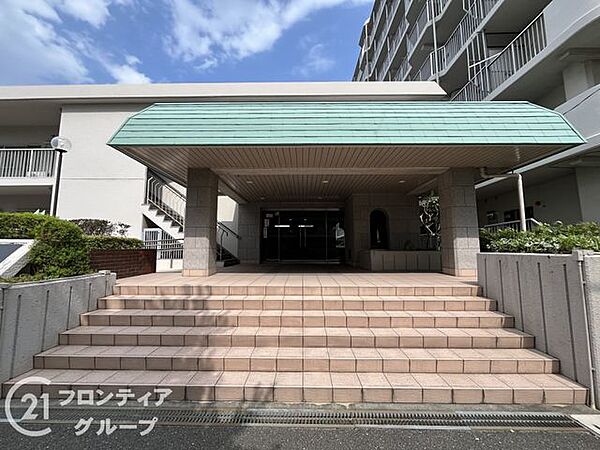 落ち着いた雰囲気のエントランスは、訪れる人に心安らぐ空間を提供し、温かく迎えてくれます！