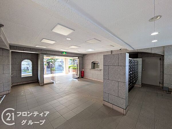 機能的なロビーで、住む人が快適に過ごせるよう配慮されています